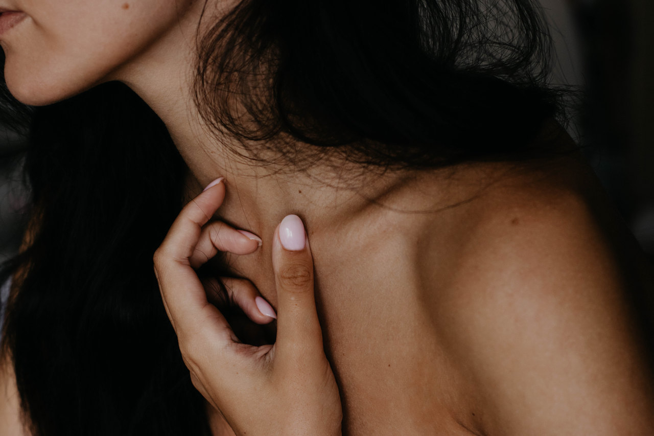 首の黒ずみの６つの原因と解消法・予防法！皮膚科で治すには？